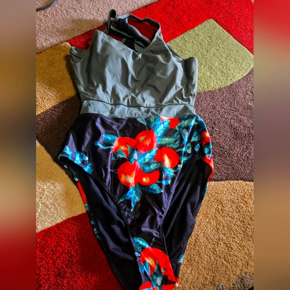 XL Floral One-Piece Swimsuit. Padded Top, Fruit On Bottom.Zip In Back NWOT